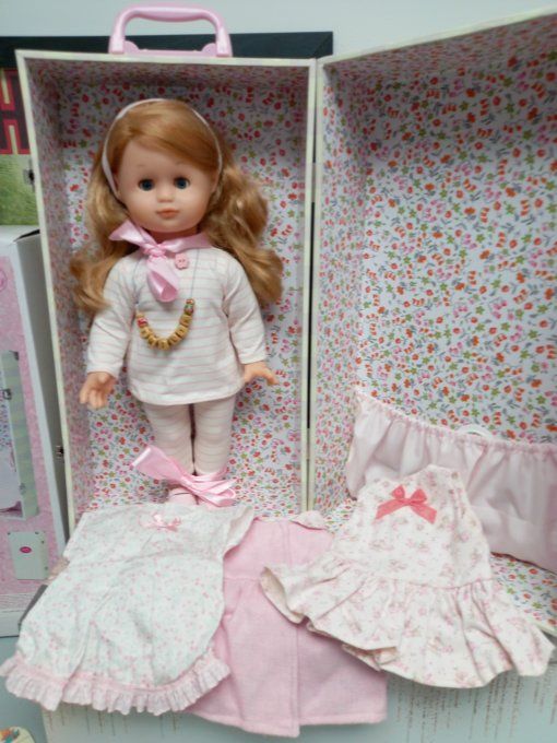 Rare poupee Émilie dans sa malle