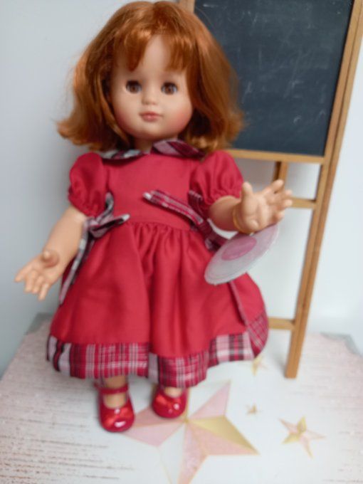 Émilie  rousse coupe carre