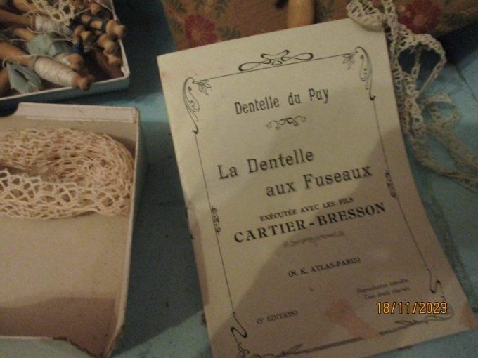 Boite a fuseaux avec carreau ancien