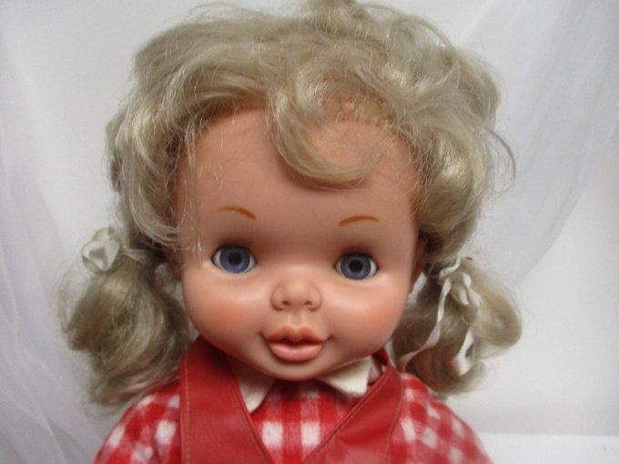 Poupee famosa  marcheuse