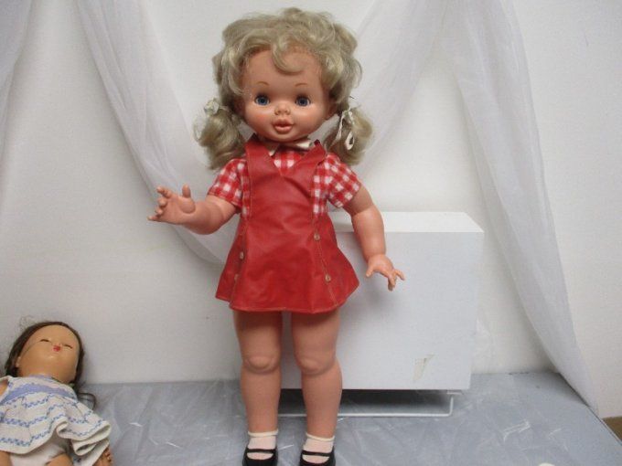 Poupee famosa  marcheuse