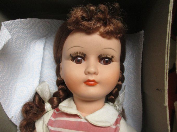 Jolie poupee bella en boite