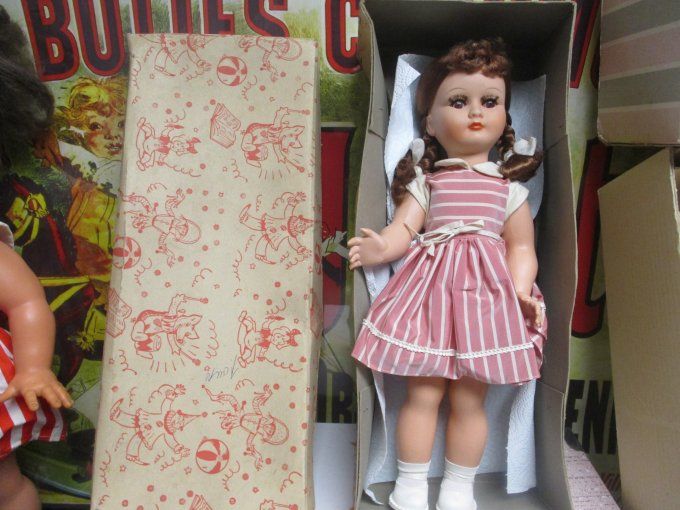Jolie poupee bella en boite