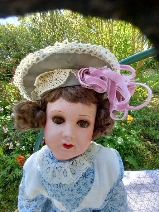 Poupee en composition 