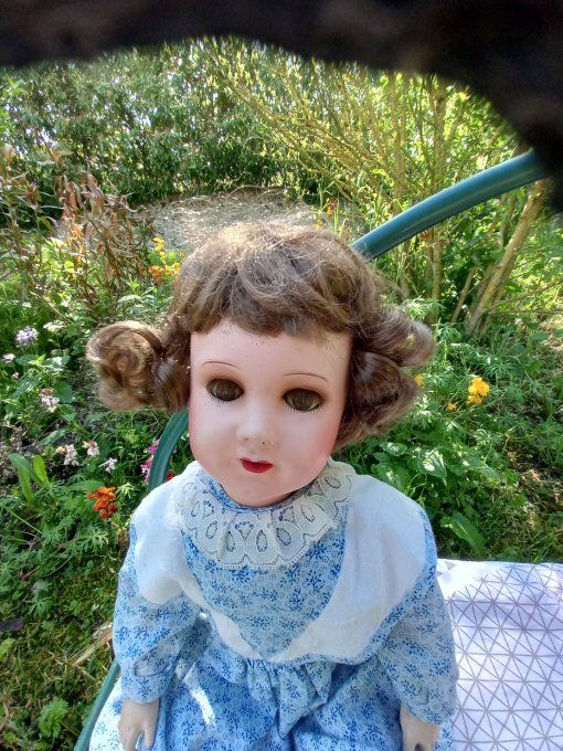 Poupee en composition 