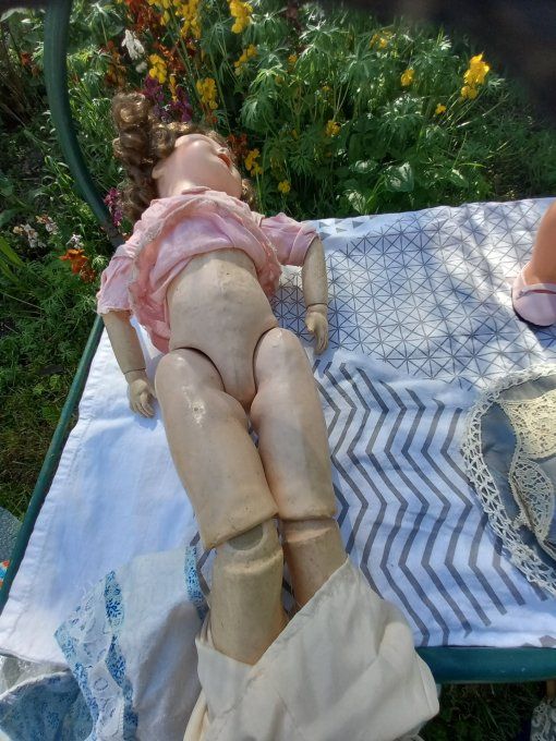 Poupee en composition 