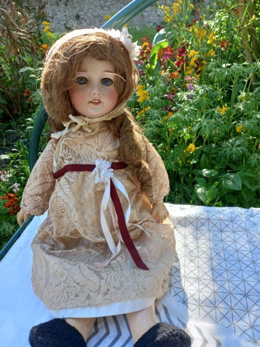 Jolie poupée  porcelaine 