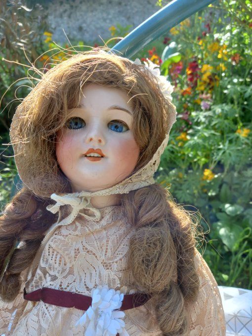 Jolie poupée  porcelaine 