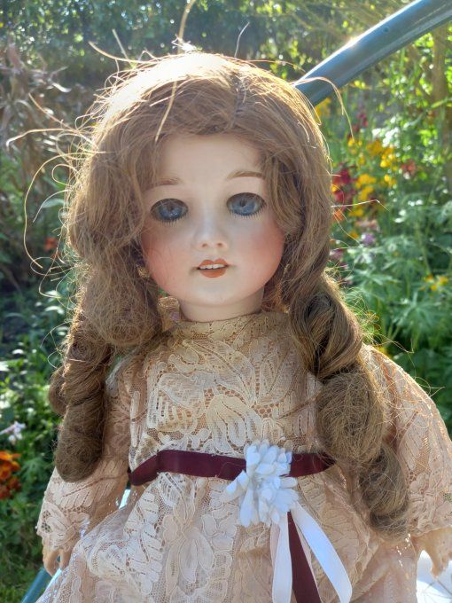 Jolie poupée  porcelaine 