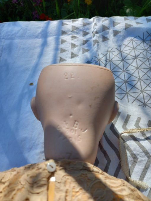 Jolie poupée  porcelaine 