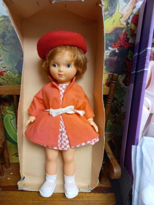Poupee bella dans sa boite