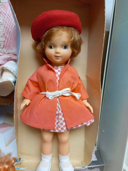Poupee bella dans sa boite
