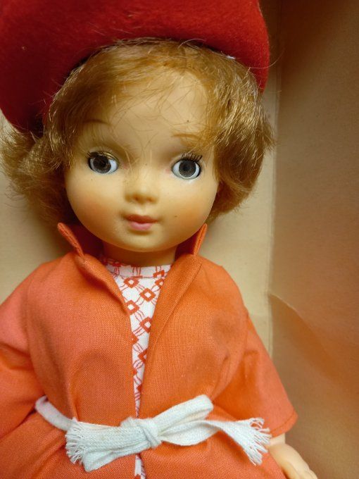 Poupee bella dans sa boite