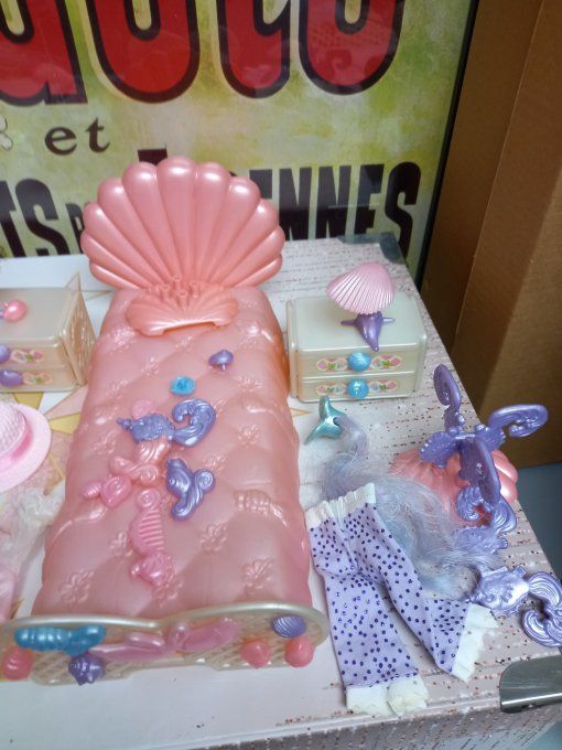 Lot de poupees vêtements dame boucleline