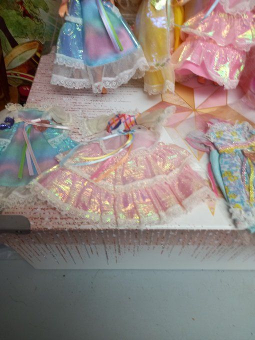 Lot de poupees vêtements dame boucleline