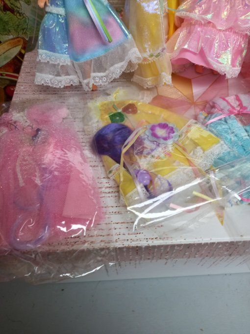 Lot de poupees vêtements dame boucleline