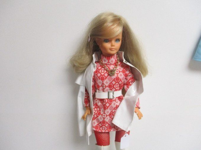 Superbe poupee cathie bella
