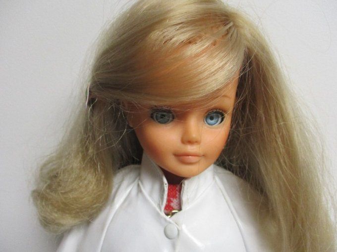 Superbe poupee cathie bella