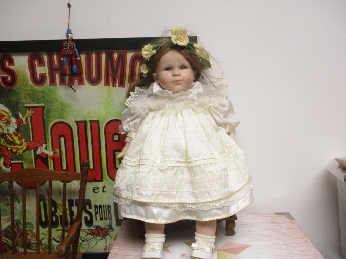 Superbe poupee corolle colombe